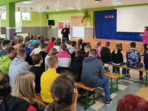 spotkanie dzieci w Szkole Podstawowej w Ciepłowodach z policjantami i lekcja profilaktyczna na temat cyberbezpieczeństwa i cyberprzemocy