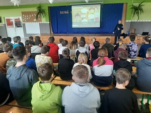 spotkanie dzieci w Szkole Podstawowej w Ciepłowodach z policjantami i lekcja profilaktyczna na temat cyberbezpieczeństwa i cyberprzemocy