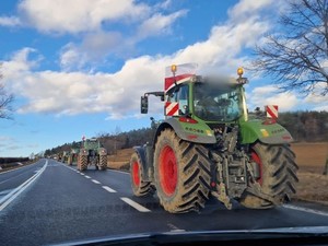 ciągniki rolnicze jadące droga K8