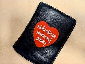 czarny portfel z czerwonym sercem z napisem Wielka Orkiestra Świątecznej Pomocy