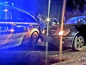 zatrzymanie nietrzeźwego kierującego w Kamieńcu Ząbkowickim, na zdjęciu oznakowany radiowóz i samochód osobowy