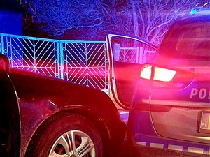 zatrzymanie nietrzeźwego kierującego, na zdjęciu tył oznakowanego radiowozu oraz widoczna część samochodu osobowego, noc