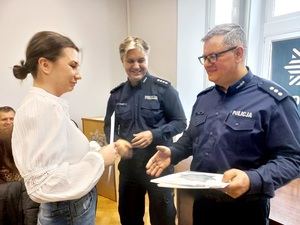 Uroczystość z okazji święta służby cywilnej w dniu 19.02 w świetlicy Komendy Powiatowej Policji w Ząbkowicach Śląskich. Przekazanie podziękowań pracowników przez kierownictwo