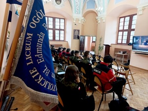 Spotkanie policjantki z uczniami Katolickiego Liceum Ogólnokształcącego w Henrykowie dotyczące odpowiedzialności prawnej i Hejtu