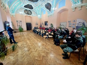 Spotkanie policjantki z uczniami Katolickiego Liceum Ogólnokształcącego w Henrykowie dotyczące odpowiedzialności prawnej i Hejtu