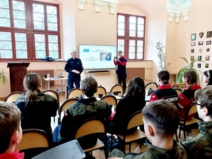 Spotkanie policjantki z uczniami Katolickiego Liceum Ogólnokształcącego w Henrykowie dotyczące odpowiedzialności prawnej i Hejtu