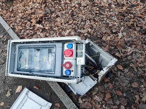 uszkodzenia rozdzielni elektrycznej w ziębickim parku miejskim