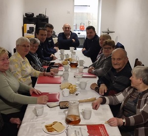 dzielnicowi na spotkaniu z seniorami w kole gospodyń wiejskich w Ciepłowodach