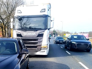 Kierujący Scanią spowodował kolizję. Miał w organizmie ponad 2,2 promila alkoholu!