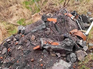 śmieci, odpady budowlane nielegalnie wyrzucone na teren gminy Ciepłowody