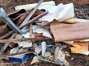 Wyrzucił odpady na gminny teren. Został ustalony i ukarany!