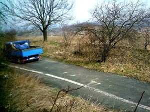 samochód, który wyrzucił śmieci, odpady budowlane nielegalnie wyrzucone na teren gminy Ciepłowody