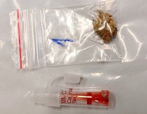 marihuana w woreczku z cyfrą 1 i leżący obok tester