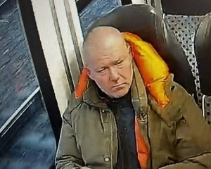 Wrocławscy policjanci poszukują osób, które mogą posiadać informacje w sprawie rozboju [ZDJĘCIA Z MONITORINGU]