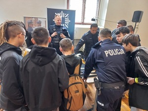 Promocja zawodu policjanta na targach pracy i edukacji w Ząbkowicach Śląskich