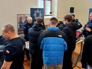 promocja zawodu policjanta na targach pracy w Ząbkowicach Sląskich, umundurowani policjanci przy stoisku promocyjnym z młodzieżą