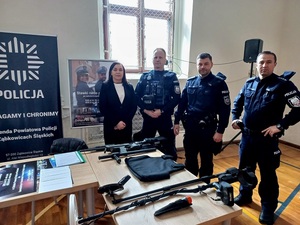 promocja zawodu policjanta na targach pracy w Ząbkowicach Sląskich, umundurowani policjanci przy stoisku promocyjnym