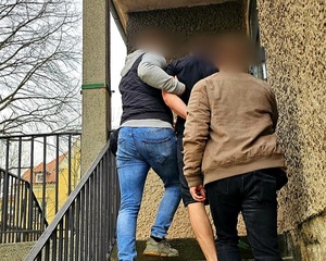 zatrzymany poszukiwany listem gończym prowadzony przez 2 nieumundurowanych policjantów