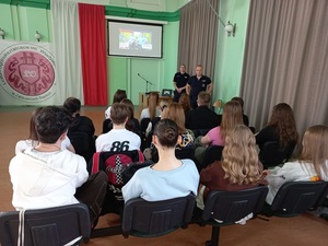 spotkanie policjantów z maturzystami w Liceum Ogólnokształcącym w Ząbkowicach Śl.