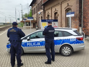 wspólne działania funkcjonariuszy policji z sokistami na obszarach kolejowych/ PKP Bardo ze znakami i radiowóz