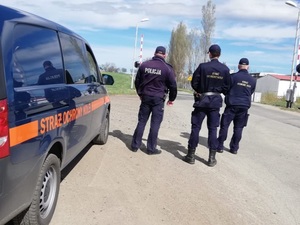 wspólne działania funkcjonariuszy policji z sokistami na obszarach kolejowych/ przejazd kolejowy z zaporami