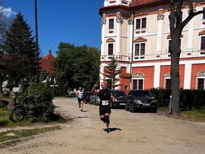 policjanci wzięli udział w imprezie biegowej 13 Półmaraton Henrykowski i 9 Dycha Księgi Henrykowskiej