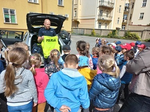 przedszkolaki z Przedszkola Publicznego nr 1 w Ząbkowicach Śl. z wizytą na komendzie