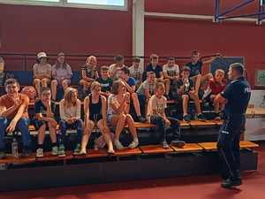 spotkanie dzielnicowego z dziećmi w szkole