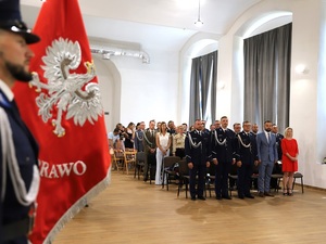 policjanci w niebieskich mundurach