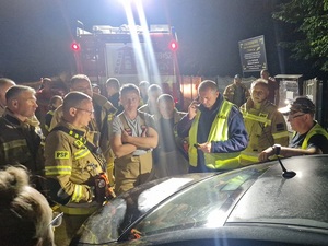 kilka osób w tym strażacy policjanci