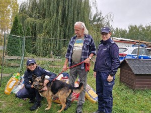 Policjantki z ząbkowickiej policji  kolejny raz pomogły potrzebującym. Tym razem byli to... podopieczni schroniska dla zwierząt w Gilowie