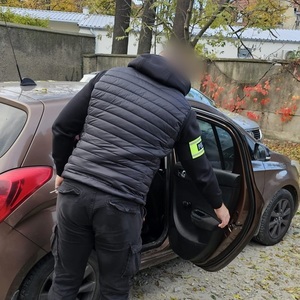 samochód i policjant