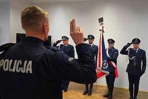 ślubowanie nowo przyjętego policjanta w Komendzie Powiatowej Policji w Ząbkowicach Śl.na świetlicy w obecności sztandaru i kierownictwa