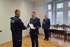 ślubowanie nowo przyjętego policjanta w Komendzie Powiatowej Policji w Ząbkowicach Śl.na świetlicy w obecności sztandaru i kierownictwa