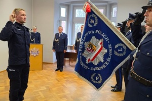 ślubowanie nowo przyjętego policjanta w Komendzie Powiatowej Policji w Ząbkowicach Śl.na świetlicy w obecności sztandaru i kierownictwa