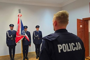 ślubowanie nowo przyjętego policjanta w Komendzie Powiatowej Policji w Ząbkowicach Śl.na świetlicy w obecności sztandaru i kierownictwa