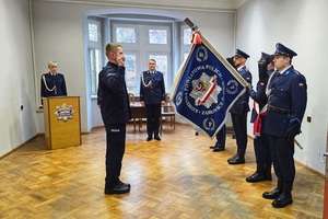 ślubowanie nowo przyjętego policjanta w Komendzie Powiatowej Policji w Ząbkowicach Śl.na świetlicy w obecności sztandaru i kierownictwa