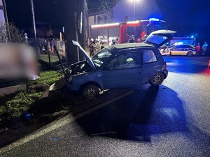 uszkodzony w wyniku kolizji samochód osobowy przy drodze