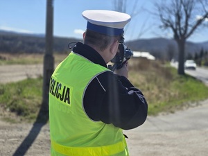 policjant mierzący prędkość