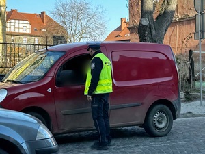 policjant badający trzeźwość