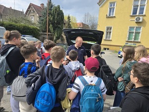 spotkanie z młodzieżą policjantów na komendzie