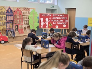 dzieci z klas 1-3 biorące udział w konkursie w szkole podstawowej w Henrykowie bezpiecznie poruszam się po drodze;