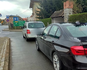 zatrzymany samochód osobowy przez policjantów w nieoznakowanym radiowozie, kierujący nietrzeźwy