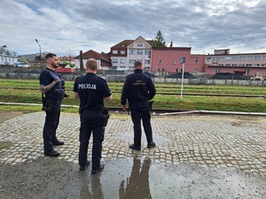 wspólne działania Policji i SOK-u na obszarach klejowych w Ząbkowicach Śląskich