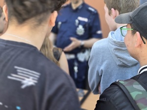dni otwarte w Zespole Szkół Ponadpodstawowych w Ziębicach, policjanci na stoisku, promocja zawodu policjanta
