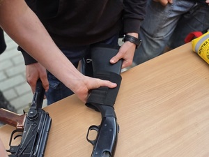 dni otwarte w Zespole Szkół Ponadpodstawowych w Ziębicach, policjanci na stoisku, promocja zawodu policjanta