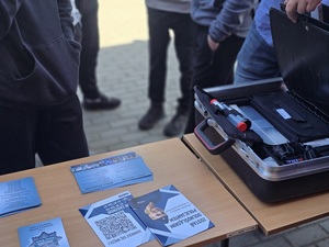 dni otwarte w Zespole Szkół Ponadpodstawowych w Ziębicach, policjanci na stoisku, promocja zawodu policjanta