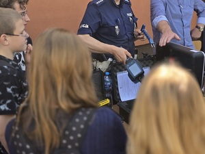 dni otwarte w Zespole Szkół Ponadpodstawowych w Ziębicach, policjanci na stoisku, promocja zawodu policjanta