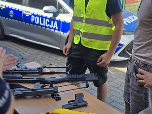 dni otwarte w Zespole Szkół Ponadpodstawowych w Ziębicach, policjanci na stoisku, promocja zawodu policjanta