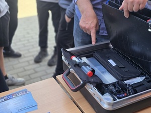 dni otwarte w Zespole Szkół Ponadpodstawowych w Ziębicach, policjanci na stoisku, promocja zawodu policjanta